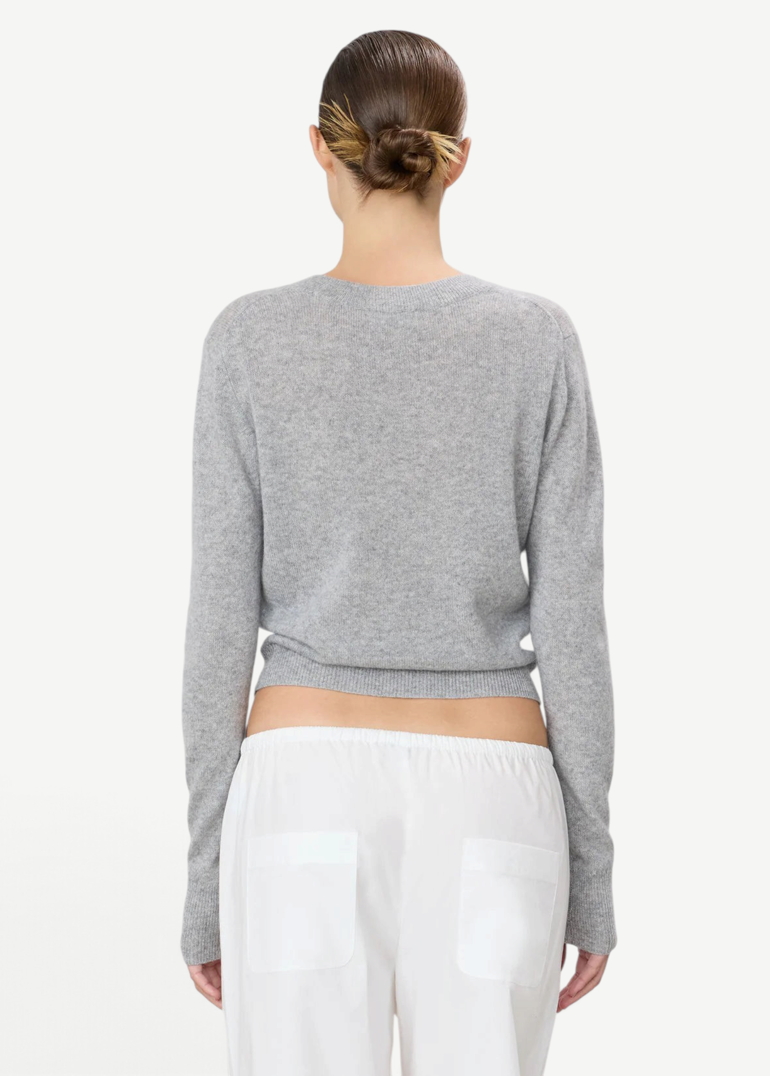 Back view of KABE SHOP INC Francis grey cashmere sweater with slim fit and cropped hem on a model