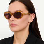 KABE SHOP INC Jacquemus Rond oval sunglasses in beige tortoiseshell acetate with burgundy lenses on a model