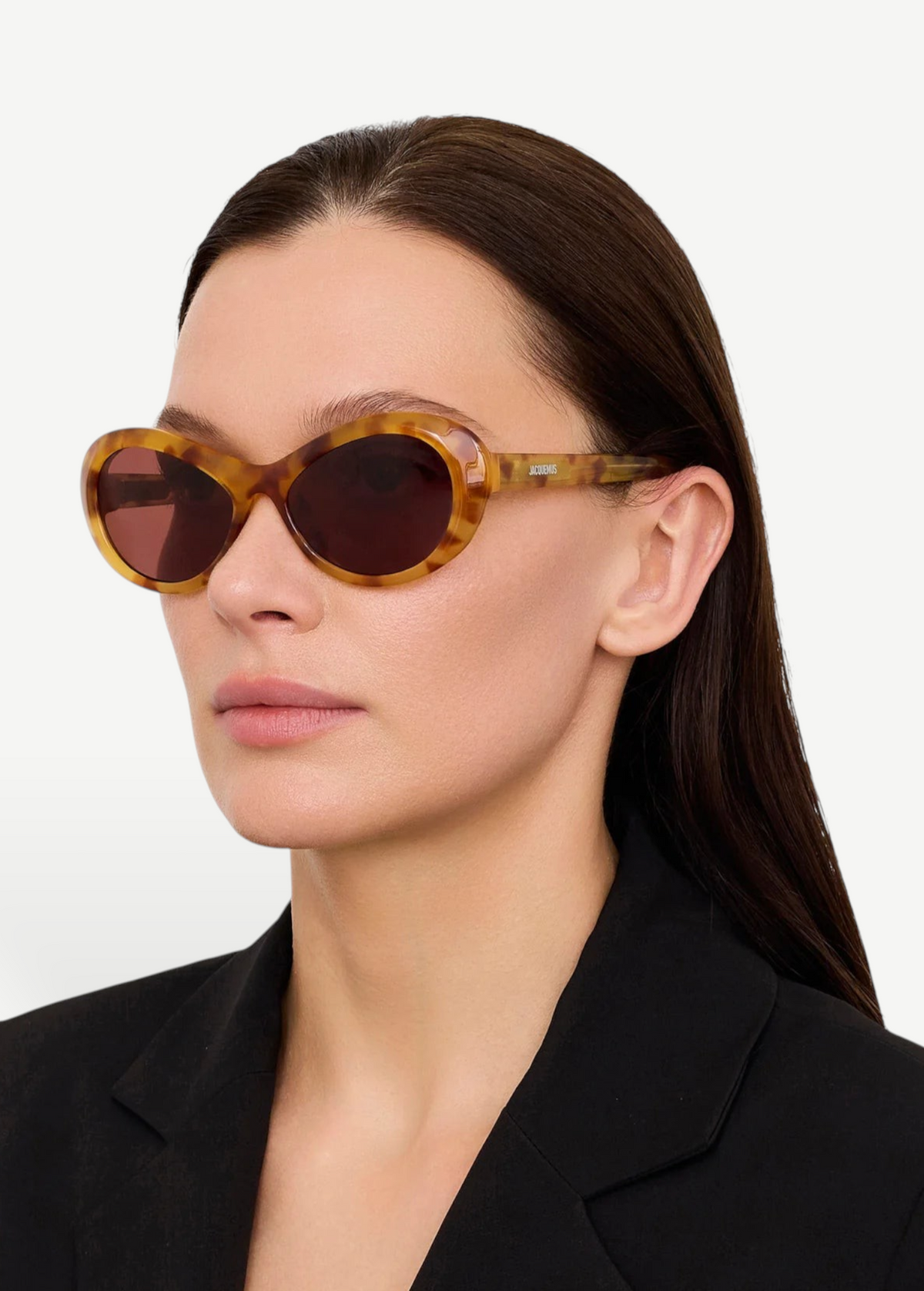 KABE SHOP INC Jacquemus Rond oval sunglasses in beige tortoiseshell acetate with burgundy lenses on a model