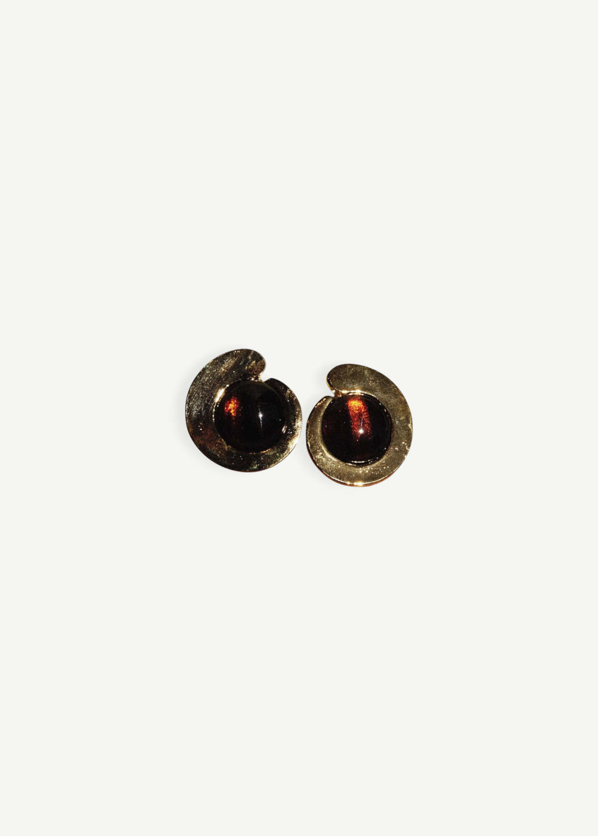 KABE SHOP INC gold-plated earrings featuring a sculptural design with warm, round tortoise stone centers.
